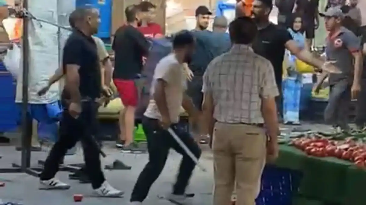Tuzla’da pazar kavgası: Döner bıçaklı dehşet, polis darbedildi! haberinin görseli