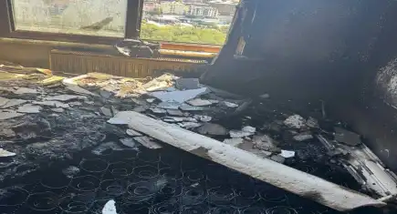 4 katlı binada yangın çıktı: 1 itfaiye eri dumandan etkilendi