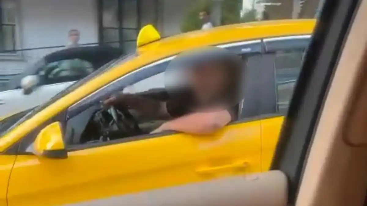 Ankara’da yol verme kavgası kamerada! Taksici öfkesiyle aracın aynasını yumrukladı haberinin görseli