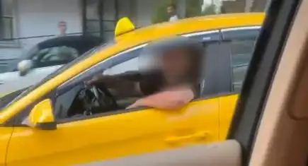 Ankara’da yol verme kavgası kamerada! Taksici öfkesiyle aracın aynasını yumrukladı