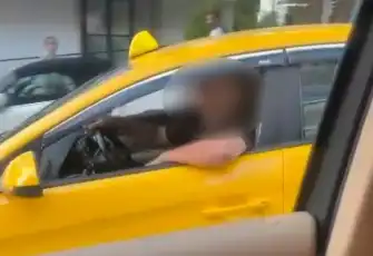 Ankara’da yol verme kavgası kamerada! Taksici öfkesiyle aracın aynasını yumrukladı