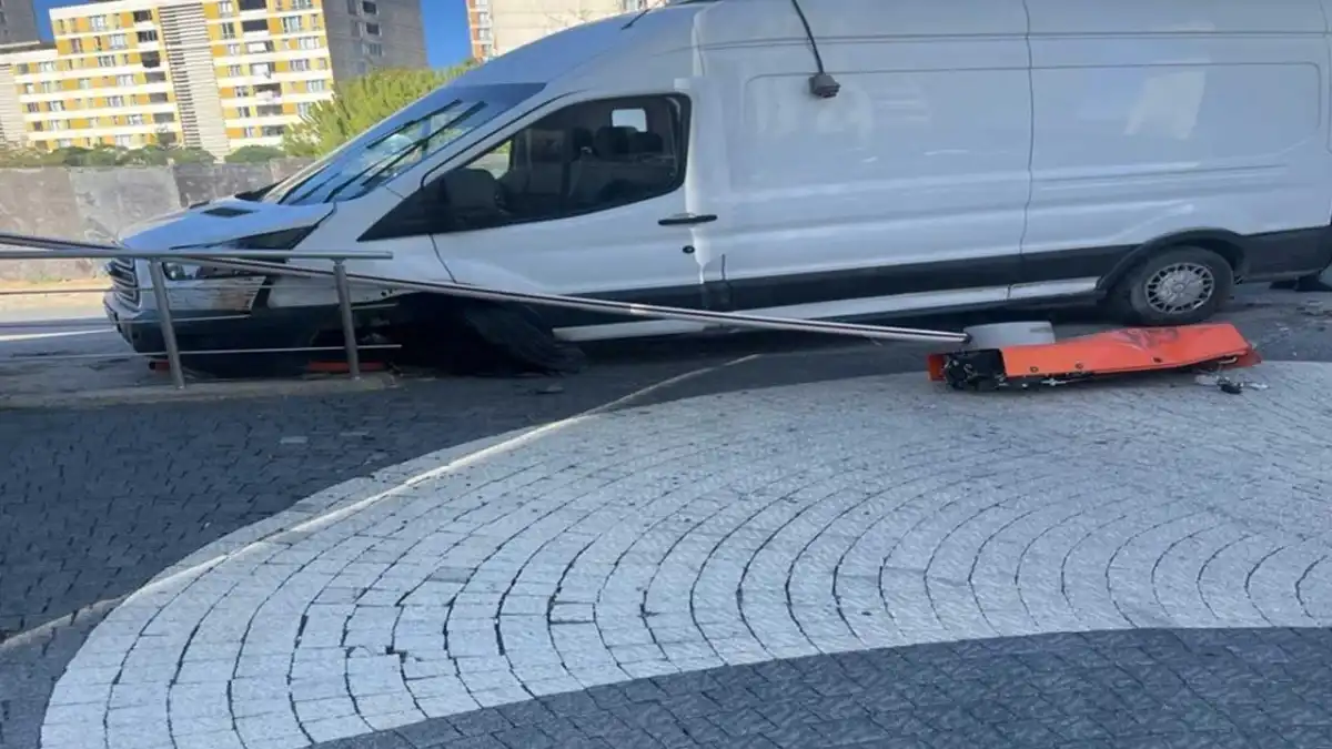 Başakşehir'de dehşet anları: Kamyonet kaldırımda bekleyenlere çarptı haberinin görseli