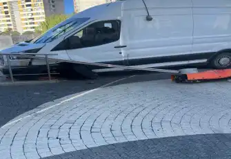 Başakşehir'de dehşet anları: Kamyonet kaldırımda bekleyenlere çarptı