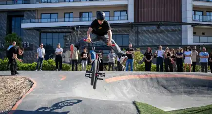Bornova’da adrenalin dolu anlar: Pump Track Parkı gençlerden tam not aldı
