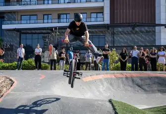 Bornova’da adrenalin dolu anlar: Pump Track Parkı gençlerden tam not aldı