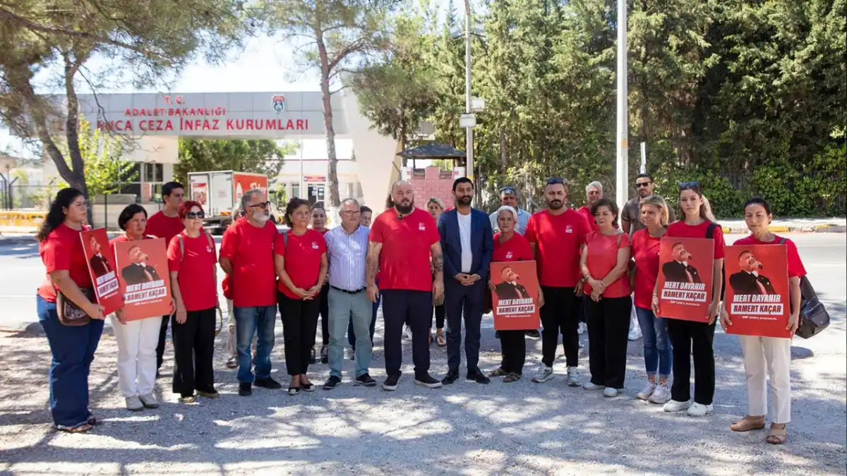 CHP Güzelbahçe’den cezaevi önünde eylem: Tutuklu başkanlar serbest bırakılsın haberinin görseli