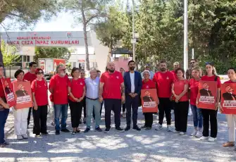 CHP Güzelbahçe’den cezaevi önünde eylem: Tutuklu başkanlar serbest bırakılsın