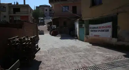 Çiğli’de yol ve park çalışmaları hız kesmeden sürüyor
