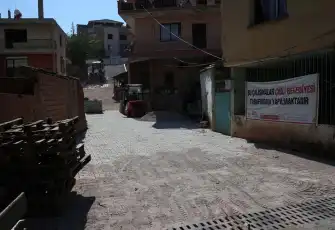 Çiğli’de yol ve park çalışmaları hız kesmeden sürüyor