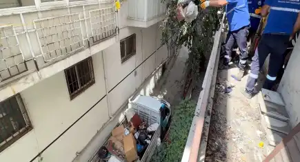 Çöp evden 12 kamyon çöp çıktı!