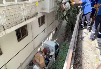 Çöp evden 12 kamyon çöp çıktı!