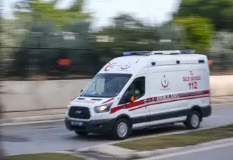 İzmir'de sahipsiz köpeklerden kaçarken aracın çarptığı kadın hayatını kaybetti