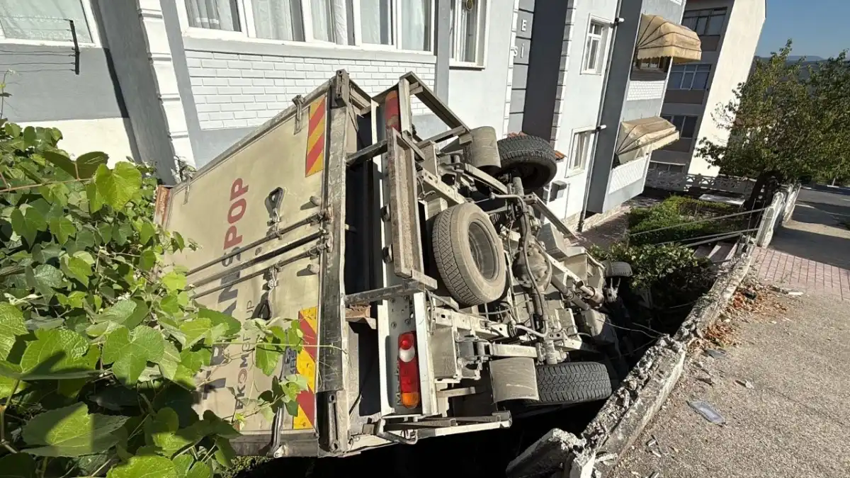 Karabük’te park halindeki kamyonet kontrolden çıktı: Apartmanın bahçesine düştü! haberinin görseli