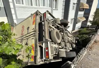 Karabük’te park halindeki kamyonet kontrolden çıktı: Apartmanın bahçesine düştü!
