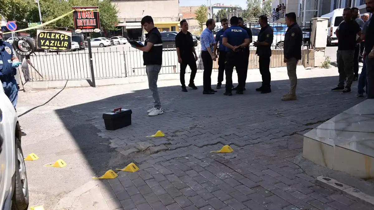 Siverek’te jandarma aracına saldırı: İki kuzen yaralandı haberinin görseli