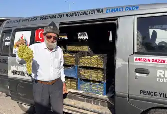 "Elmacı Dede" bu kez İzmir'deki mehmetçik için üzüm getirdi