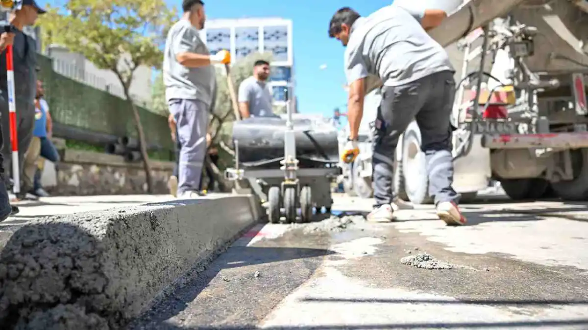Bornova Belediyesi’nden İzmir’de bir ilk: Bordür makinesi sahada haberinin görseli
