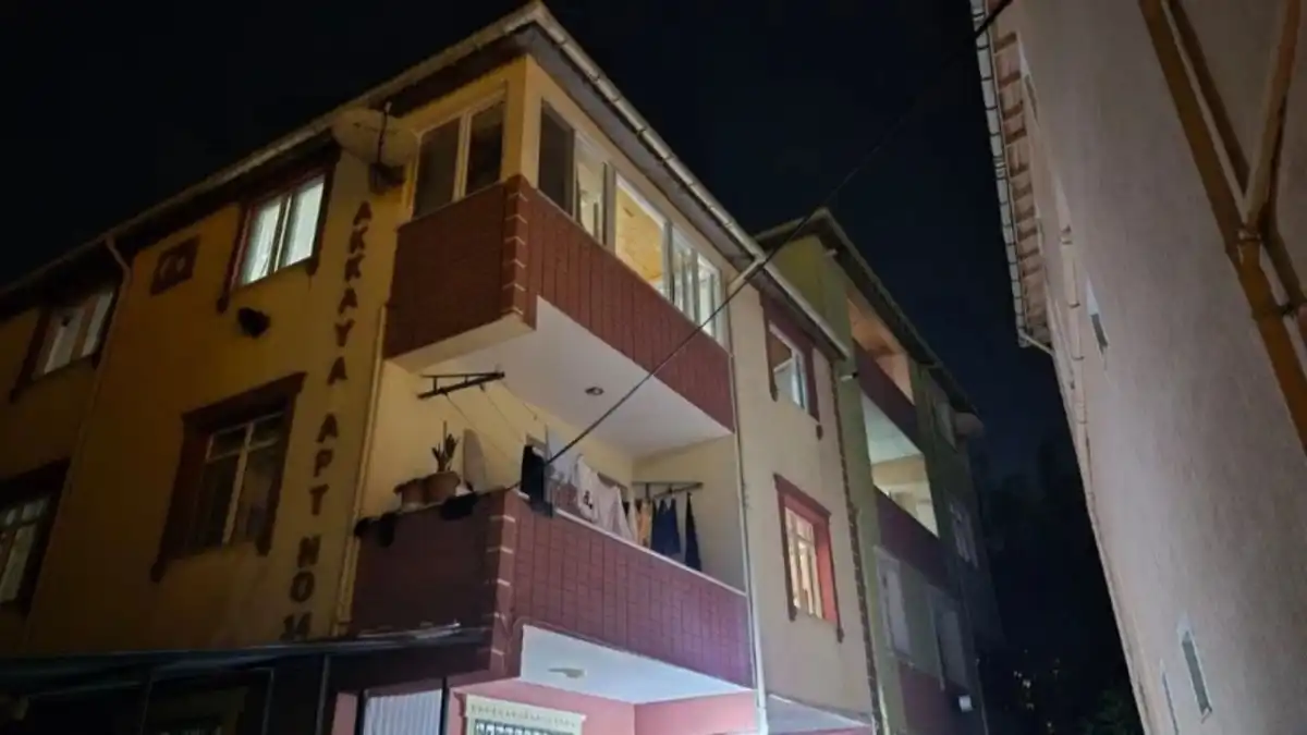 Büyükçekmece&#039;de duvarlardan ses geldi! 2 bina boşaltıldı, ekipler incelemeye başladı haberinin görseli
