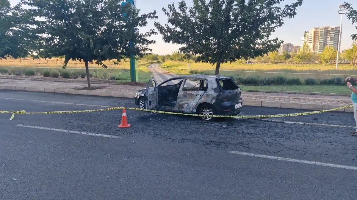 Diyarbakır’da dehşet: Silahlı kavga kanlı bitti, otomobil ateşe verildi! haberinin görseli