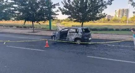Diyarbakır’da dehşet: Silahlı kavga kanlı bitti, otomobil ateşe verildi!