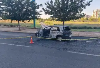 Diyarbakır’da dehşet: Silahlı kavga kanlı bitti, otomobil ateşe verildi!