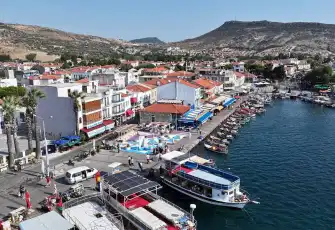 Güzel İzmir Hareketi sürüyor: Foça Küçük Deniz Meydanı yeniden kamusal kullanıma kavuştu