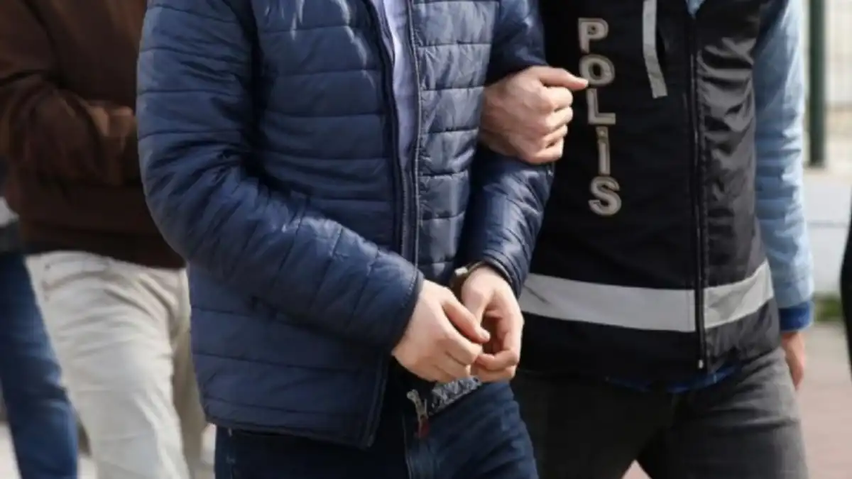 İzmir’de nefes kesen operasyon! Uyuşturucu taciri suçüstü yakalandı haberinin görseli