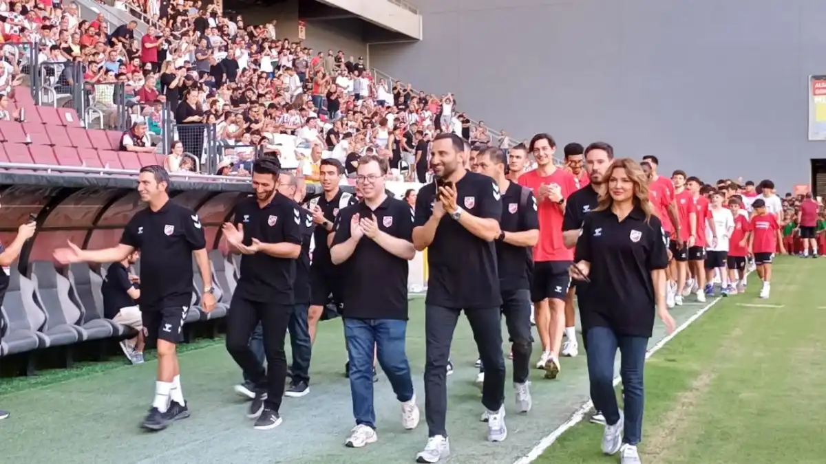 Karşıyaka’da sezon açılışı: Futbol, basketbol ve voleybol takımları taraftarla buluştu haberinin görseli