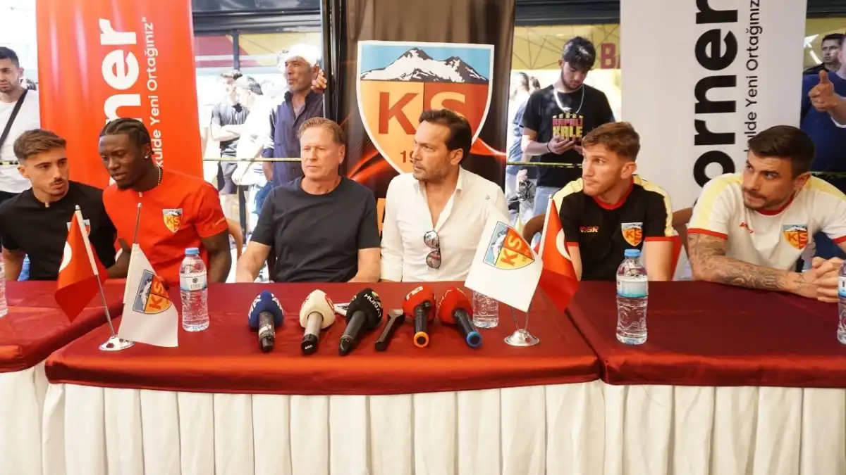 Kayserispor’un yıldızları taraftarla buluştu! Gisdol ve yeni transferlere büyük ilgi haberinin görseli