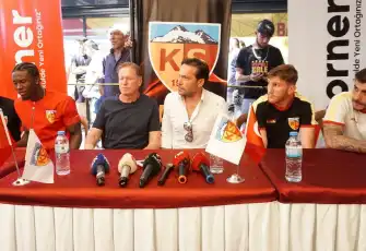 Kayserispor’un yıldızları taraftarla buluştu! Gisdol ve yeni transferlere büyük ilgi