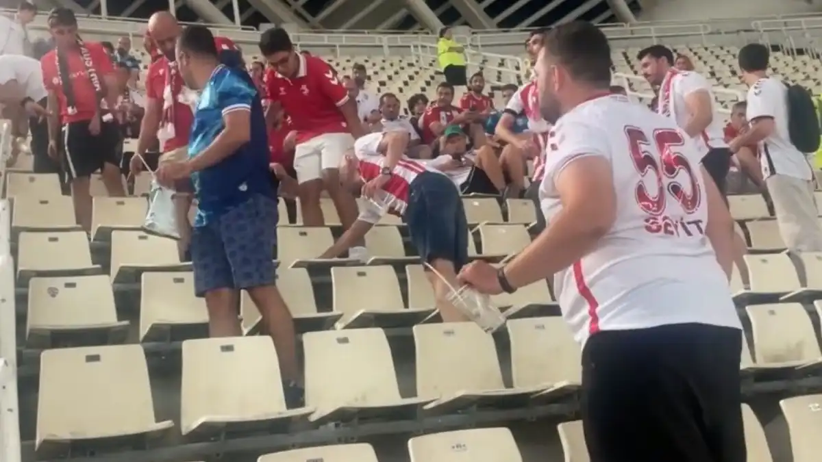 Atina tribünlerinde Samsunspor rüzgarı: Taraftarlar sadece coşku değil, örnek davranışla gündemde! haberinin görseli