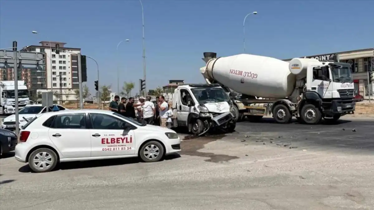 Hatay’da feci kaza: Otomobil ile çekici çarpıştı! 3 ölü 3 yaralı haberinin görseli