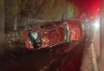 İzmir haber: Foça'da devrilen otomobildeki 4 kişi yaralandı