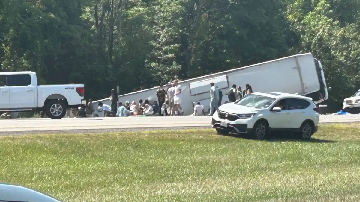 Niagara Şelalesi tur otobüsü devrildi: 5 ölü, yolcular saatlerce enkazda mahsur kaldı haberinin görseli