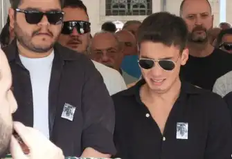 Oyuncu Atakan Özkaya’nın acı günü: Babası son yolculuğuna uğurlandı