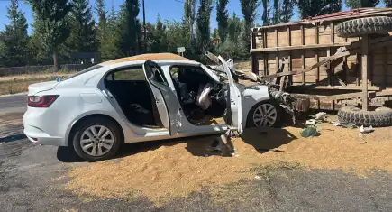 Sivas’ta buğday yüklü traktör ile otomobil çarpıştı: 3 yaralı!