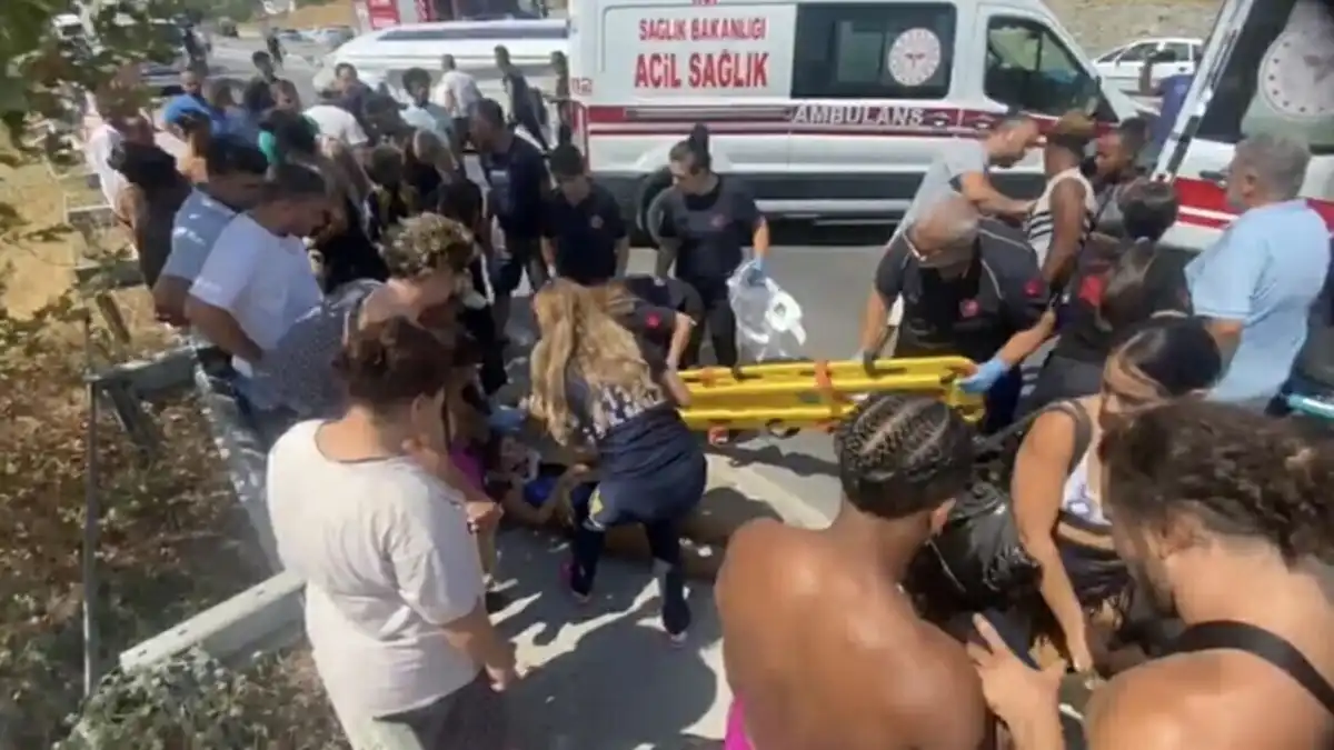Söke’de turist midibüsü devrildi: 7 yaralı, panik anları kamerada haberinin görseli