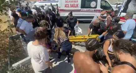 Söke’de turist midibüsü devrildi: 7 yaralı, panik anları kamerada