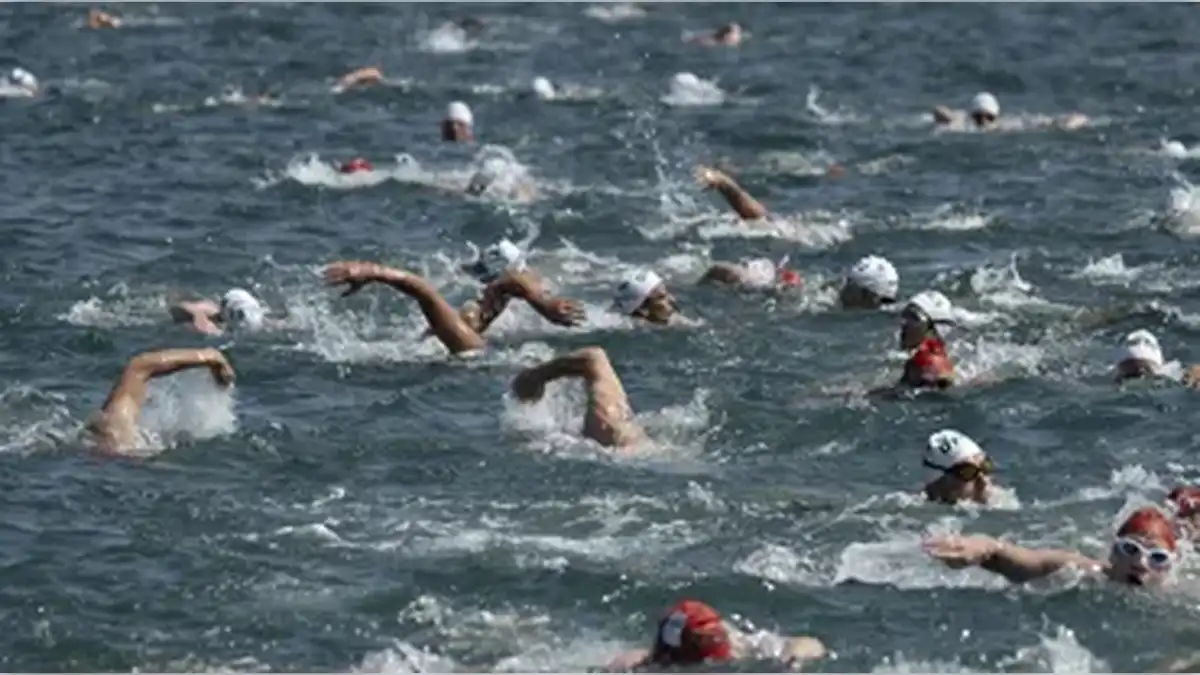 37&#039;nci Boğaziçi Kıtalararası Yüzme Yarışı’nda sporculardan Filistin Bayrağı haberinin görseli