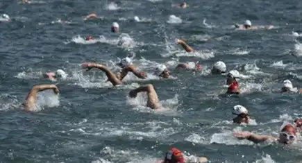 37'nci Boğaziçi Kıtalararası Yüzme Yarışı’nda sporculardan Filistin Bayrağı
