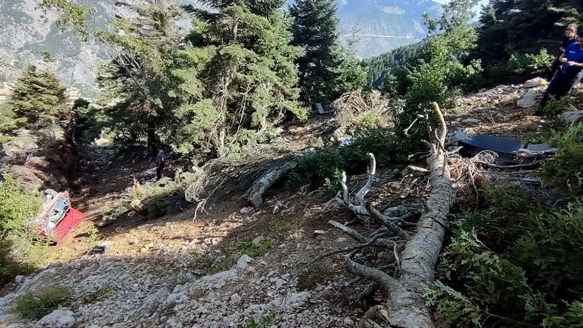 Adana Saimbeyli’de otomobil uçuruma yuvarlandı haberinin görseli