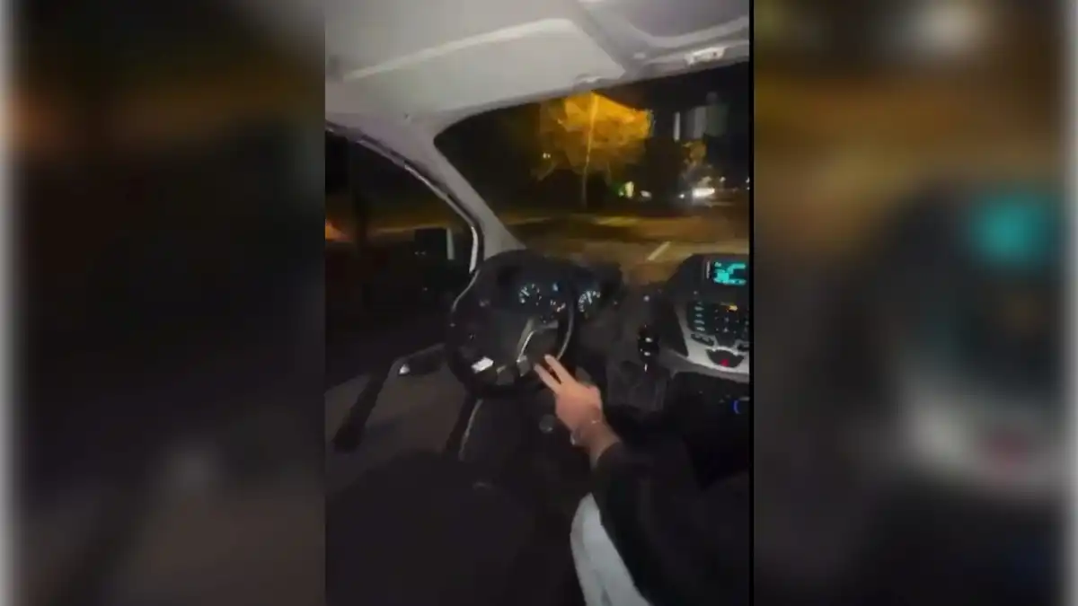 Aracını yan koltuktan kullanan sürücüye ceza! haberinin görseli