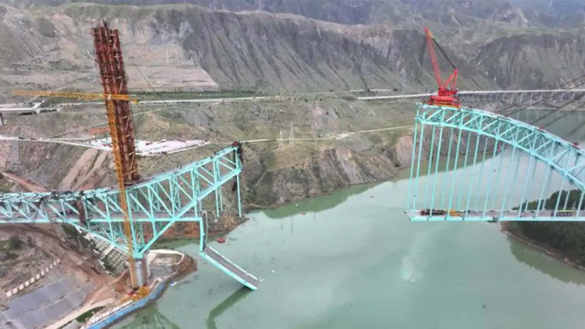 Çin’de demir yolu köprüsü çöktü: 12 işçi öldü haberinin görseli