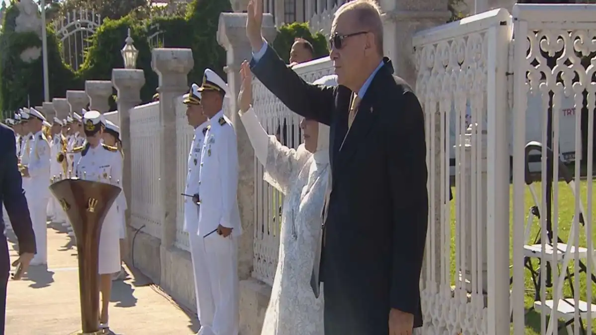 Cumhurbaşkanı Erdoğan, Mavi Vatan Boğaz geçişinde gemileri selamladı haberinin görseli