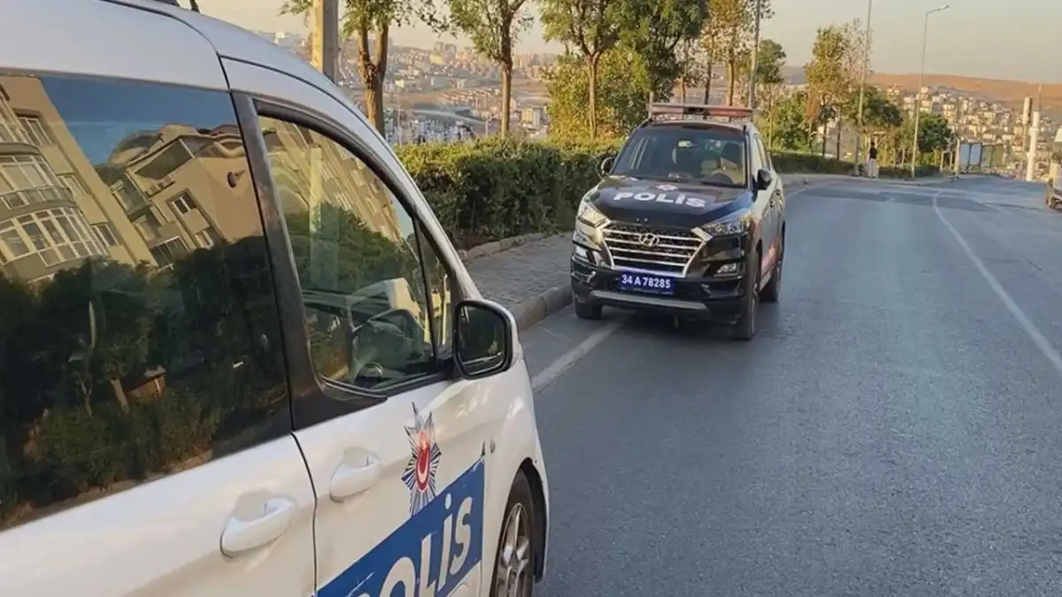 Eşini silahla yaralayan şüpheli kaçamayacağını anlayınca silahı kendi başına dayadı haberinin görseli