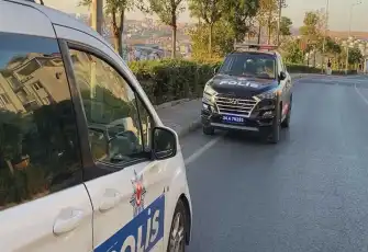 Eşini silahla yaralayan şüpheli kaçamayacağını anlayınca silahı kendi başına dayadı