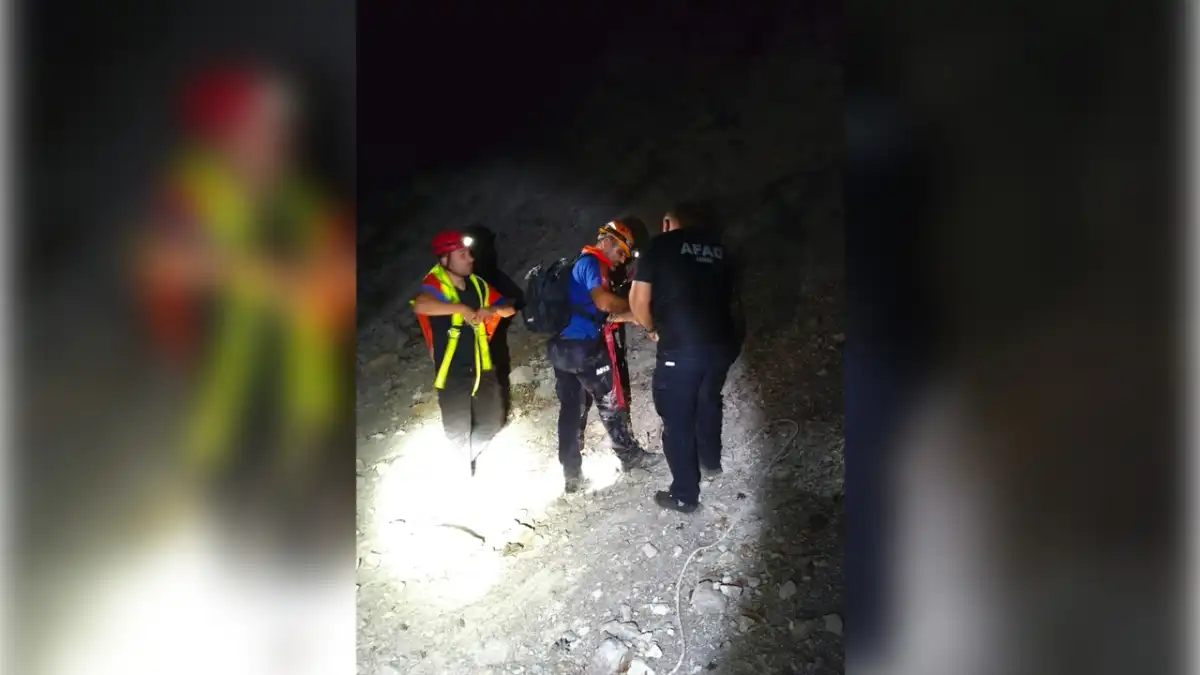 İzmir haber: Kayalıklarda mahsur kalan gençler kurtarıldı haberinin görseli