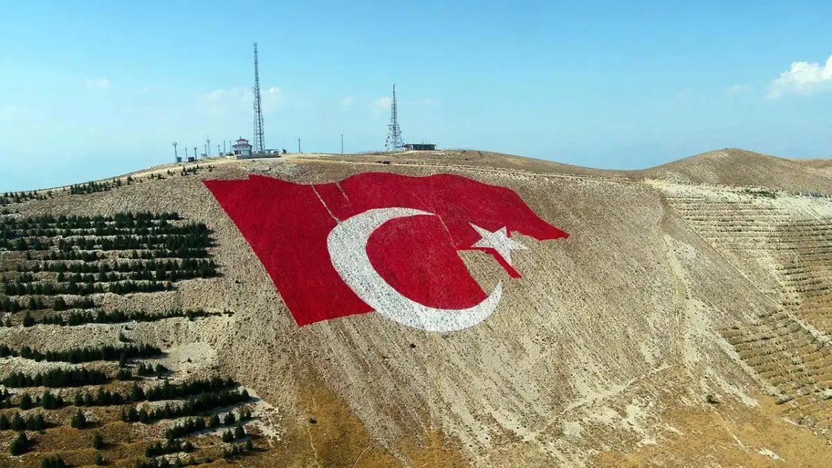Türkiye’nin en büyük bayrağı Kahramanmaraş&#039;ta hayat buluyor haberinin görseli