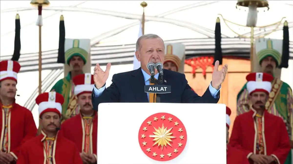 Cumhurbaşkanı Erdoğan: Bin yıl öncesinden bugüne kurulan medeniyet köprüsü Ahlat haberinin görseli