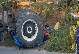 Devrilen traktörün altında kalan sürücü öldü